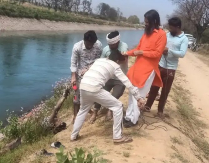The body of a young man drowned in the greed of coins was taken out of the canal by divers